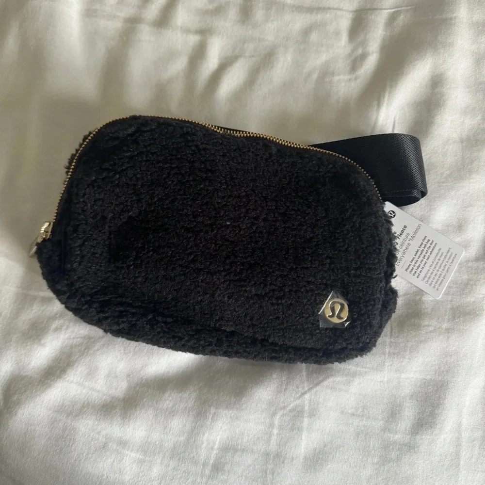 🆕🖤 Lululemon Everywhere Belt Bag Fleece Black Gold